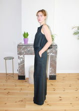 Load image into Gallery viewer, Stacy top navy blue linen
