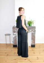 Load image into Gallery viewer, Stacy top navy blue linen
